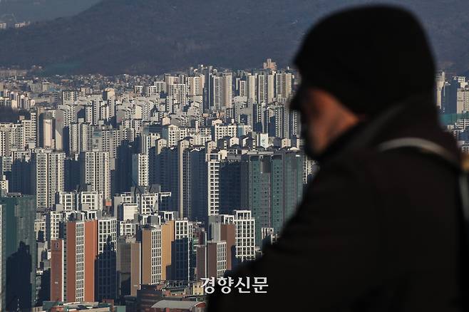 서울 중구 남산에서 바라본 서울 도심의 아파트 단지 모습. 성동훈 기자