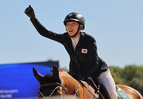 Korea's Seong Seung-min, riding Fast du Pre, reacts during the riding portion of the women's individual modern pentathlon final on Sunday in Versailles, France. [REUTERS/YONHAP]