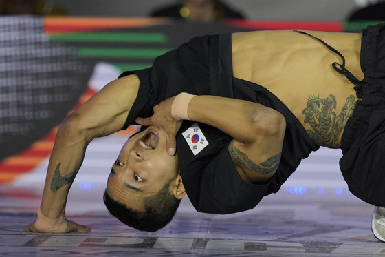 Korea's Hongten battles United States' Jeffro in a quarterfinal match at the Olympic Qualifier Series in Shanghai, China on May 19. [AP/YONHAP]