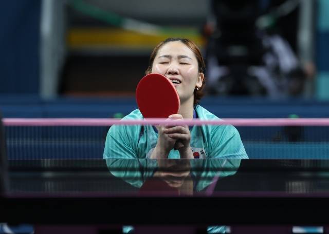 신유빈, 전지희, 이은혜로 구성된 한국 여자탁구대표팀이 10일(현지시각) 프랑스 파리 아레나 파리 쉬드에서 열린 2024파리올림픽 단체전 동메달 결정전에서 독일을 종합 점수 3-0으로 꺾고 감격의 승리를 거뒀다. 이은혜가 카우프만을 맞아 3-0(11-8 11-9 11-2) 완승을 거뒀다. 한국은 2008 베이징올림픽 이후 16년 만에 여자탁구 단체전 동메달을 따냈다. 파리=올림픽사진공동취재단