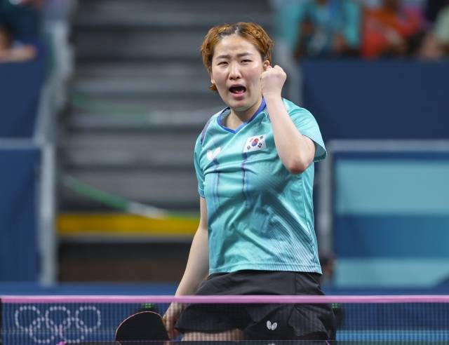 10일(현지시간) 프랑스 파리 사우스 파리 아레나에서 열린 2024 파리올림픽 여자 단체전 동메달 결정전 두 번째 경기에 나선 한국의 이은혜가 독일 아네트 카우프만에게 공격을 성공한 뒤 환호하고 있다. 연합뉴스