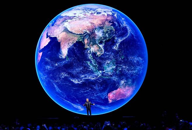 지난 3월 젠슨 황 엔비디아 CEO가 고해상도 날씨 시뮬레이션 플랫폼 '어스-2'를 공개하는 모습. 엔비디아는 이 플랫폼을 통해 지구 대기 환경을 디지털 트윈으로 구현했다.    AP연합뉴스