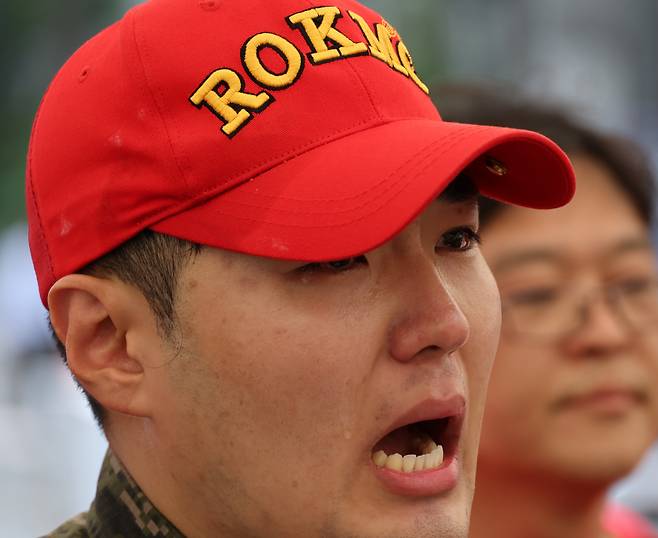 해병대 채상병 순직 1주기인 지난달 19일 청계광장 시민분향소에서 정원철 해병대예비역연대 회장이 추도사를 하고 있다. 연합뉴스