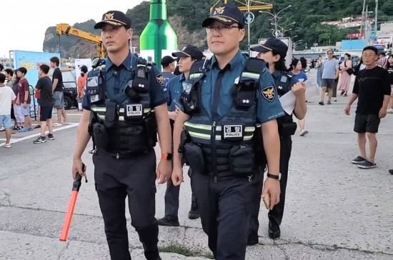 경북경찰청 기동순찰대가  울릉도 오징어축제현장에서  특별 치안활동 을 전개하고 있다(경북 경찰청 제공)