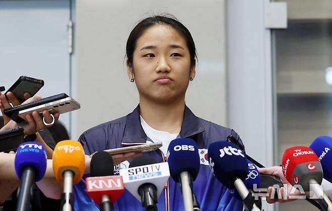 [인천공항=뉴시스] 홍효식 기자 = 2024 파리 올림픽 배드민턴 여자 단식에서 금메달을 획득한 안세영 선수가 7일 오후 인천국제공항 제2여객터미널을 통해 귀국한 뒤 취재진 질문을 듣고 있다. 2024.08.07. yesphoto@newsis.com