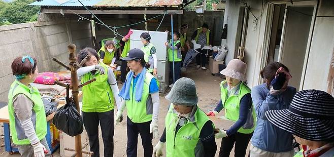 [서산=뉴시스] 농협서산시지부 NH농촌현장봉사단 등이 12일 농업인행복콜센터에 등록된 팔봉면 한 취약 농가를 찾아 주거 개선 활동을 펼치고 있다. (사진=농협서산시지부 제공) 2024.0812. *재판매 및 DB 금지