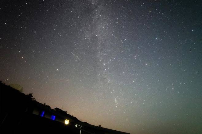 지난 8일 한국천문연구원 보현산천문대에서 전영범 천문연 책임연구원이 촬영한 페르세우스자리 유성우. (사진=천문연 제공) *재판매 및 DB 금지
