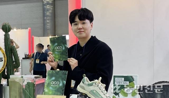 전인호 그린컨티뉴 대표가 식물성 친환경 가죽을 활용해 만든 제품을 소개하고 있다.