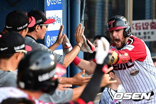 [OSEN=잠실, 지형준 기자] 11일 오후 서울&nbsp;잠실야구장에서&nbsp;2024 신한 SOL Bank KBO리그 LG 트윈스와 NC 다이노스의 경기가 열렸다.이날 LG는 손주영, NC는 신민혁을 선발로 내세웠다.4회말 1사에서 LG 오스틴이 선제 좌중월 솔로포를 날리고 염경엽 감독과 기뻐하고 있다. 2024.08.11 / jpnews@osen.co.kr