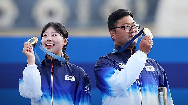 양궁 혼성 단체에서 금메달을 딴 김우진·임시현(왼쪽)