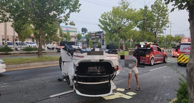 뒤집힌 차량. 독자 제공. 연합뉴스