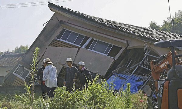 일본 규슈 미야자키현 앞바다에서 8일 규모 7.1 지진이 발생한 뒤 9일 가고시마현 오사키에 있는 한 가정집이 무너져 있다. AP뉴시스