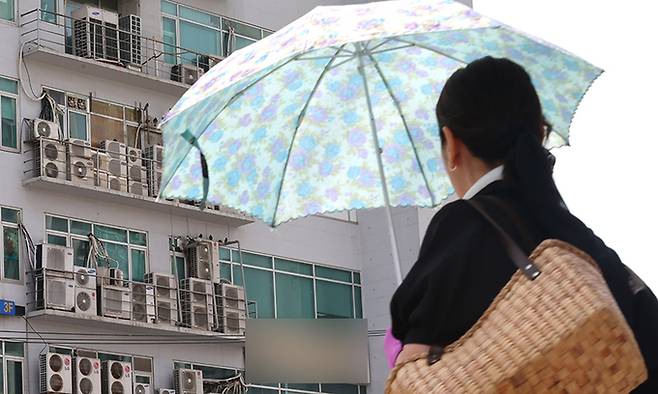 폭염과 열대야가 이어지는 가운데 12일 한 건물 외벽에 설치된 에어컨 실외기들이 돌아가고 있다. 뉴시스