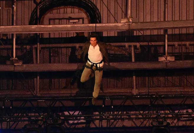 11일(현지시간)  프랑스 생드니 스타드 드 프랑스에서 열린 2024파리올림픽 폐회식에서 차기 개최지인 미국(LA)의 배우 톰 크루즈가 공중에서 스턴트 낙하하고 있다. 2024.8.11 생드니=올림픽사진공동취재단