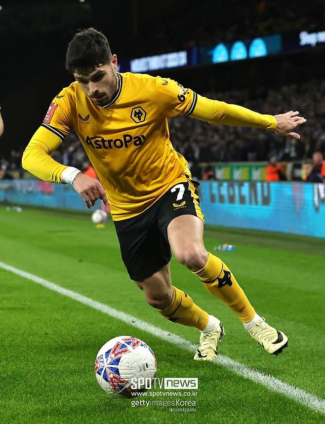 ▲ 페드루 네투가 첼시 유니폼을 입는다. 첼시는 11일(한국시간) 공식 홈페이지를 통해 네투 영입 사실을 발표했다. 토트넘, 아스널 등과 영입 경쟁에서 이겼다. 계약 기간은 7년. 이적료는 6,300만 유로(약 940억 원)로 알려졌다. 네투는 지난 시즌 황희찬과 함께 울버햄튼 공격을 양분했다. 빠른 드리블 돌파로 역습 상황에서 상대 수비를 흔들고 많은 공격 포인트를 기록했다. 지난 시즌 부상으로 20경기 출전에 그쳤지만 2골 9도움이나 올렸다. 잦은 부상만 없다면 첼시가 투자한 돈값은 할 수 있는 선수다. 다만 2021년 이후 부상으로 빠진 경기만 100경기가 넘는다.