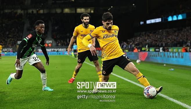 ▲ 페드루 네투가 첼시 유니폼을 입는다. 첼시는 11일(한국시간) 공식 홈페이지를 통해 네투 영입 사실을 발표했다. 토트넘, 아스널 등과 영입 경쟁에서 이겼다. 계약 기간은 7년. 이적료는 6,300만 유로(약 940억 원)로 알려졌다. 네투는 지난 시즌 황희찬과 함께 울버햄튼 공격을 양분했다. 빠른 드리블 돌파로 역습 상황에서 상대 수비를 흔들고 많은 공격 포인트를 기록했다. 지난 시즌 부상으로 20경기 출전에 그쳤지만 2골 9도움이나 올렸다. 잦은 부상만 없다면 첼시가 투자한 돈값은 할 수 있는 선수다. 다만 2021년 이후 부상으로 빠진 경기만 100경기가 넘는다.