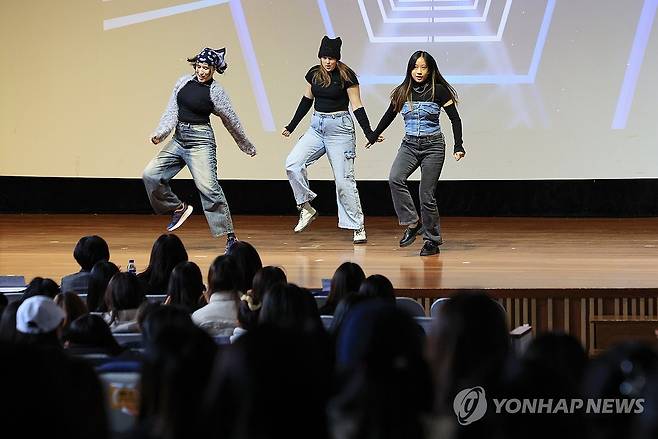 이화여대 외국인 한국어 말하기대회 축하공연 (서울=연합뉴스) 신현우 기자 = 5일 서울 서대문구 이화여자대학교 이화·삼성교육문화관에서 열린 제30회 외국인 한국어 말하기대회에서 학생들이 축하 공연을 펼치고 있다. 2024.1.5 nowwego@yna.co.kr