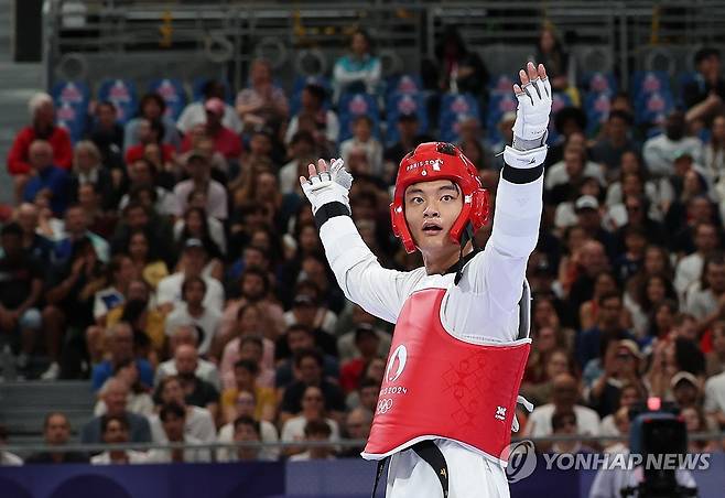 서건우 '호응해주세요' (파리=연합뉴스) 임화영 기자 = 9일(현지시간) 프랑스 파리 그랑팔레에서 열린 2024 파리올림픽 태권도 남자 80kg급 16강전에 출전한 한국 서건우가 칠레 호아킨 추르칠과의 2라운드 대결 승자를 결정 짓는 비디오 판독 도중 관중의 호응을 유도하고 있다. 2024.8.9 hwayoung7@yna.co.kr