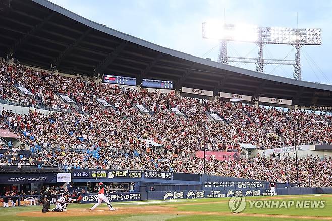 KIA-LG 평일 경기 매진 지난 7월 10일 서울 잠실야구장에서 열린 2024 신한 SOL뱅크 KBO리그 KIA 타이거즈와 LG 트윈스의 경기 모습 [연합뉴스 자료사진]