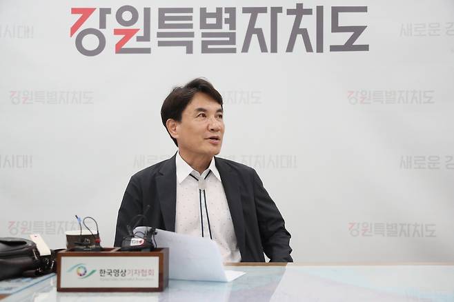 김진태 강원지사 "더 이상 주민의 희생과 양보 요구해서는 안 돼"  김진태 강원지사가 12일 기자간담회에서 환경부가 추진하는 양구 수입천댐 건설 계획에 대한 입장을 설명하고 있다. [강원도 제공·재판매 및 DB 금지]