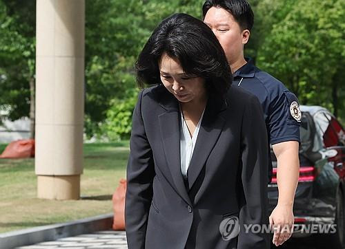 인사하는 김혜경 씨 (수원=연합뉴스) 홍기원 기자 = 2022년 제20대 대통령 선거와 관련한 공직선거법 위반 혐의로 재판에 넘겨진 더불어민주당 이재명 전 대표의 배우자 김혜경 씨가 지난달 25일 오전 경기도 수원시 영통구 수원지방법원에서 열리는 공판에 출석하며 지지자들에게 인사하고 있다. 2024.7.25 xanadu@yna.co.kr