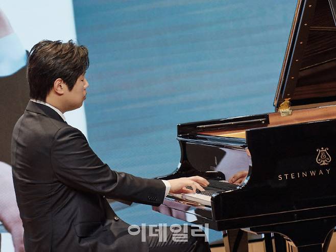 피아니스트 박재홍이 13일 서울 영등포구 신영체임버홀에서 가진 새 앨범 ‘스크랴빈-라흐마니노프’ 발매 기념 기자간담회에서 앨범 수록곡 일부를 시연하고 있다. (사진=유니버설뮤직)