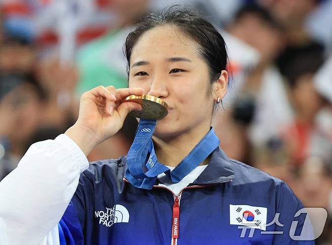 대한민국 배드민턴 대표팀 안세영이 5일 오후(한국시간) 프랑스 파리 라 샤펠 아레나에서 열린 2024 파리올림픽 배드민턴 여자 단식 시상식에서 금메달에 입을 맞추고 있다. 2024.8.5/뉴스1 ⓒ News1 박정호 기자