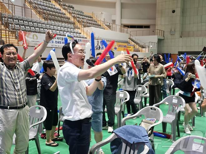 안세영이 5일 2024 파리 올림픽 배드민턴 여자 개인 단식에서 금메달을 따내자 나주 종합스포츠파크 다목적체육관에서 응원하던 윤병태 나주시장과 시민들이 환호하고 있다.2024.8.5/뉴스1 ⓒ News1 서충섭 기자