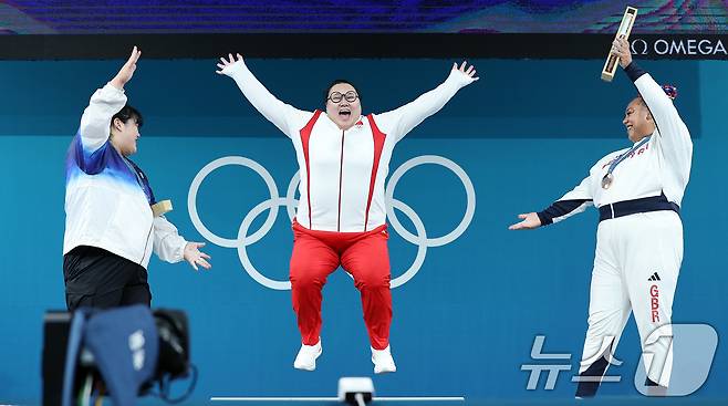 대한민국 역도 국가대표팀 박혜정 선수와 영국 에밀리 캠벨 선수가 11일(한국시간) 프랑스 파리 사우스 파리 아레나6에서 진행된 2024 파리올림픽 역도 여자 81kg급 시상식에서 금메달을 획득한 중국 리웬웬이 시상대에 오르며 세리머니를 하고 있다. (공동취재) 2024.8.11/뉴스1 ⓒ News1 이동해 기자