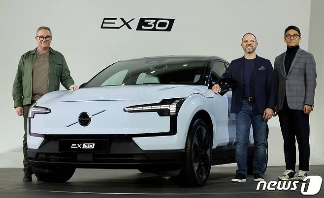 볼보자동차코리아 순수 전기 SUV 'EX30' 공개 행사 중 이윤모(오른쪽) 볼보자동차코리아 대표와 요아킴 헤르만손(왼쪽) EX30 상품개발 리더, 티 존 메이어 익스테리어 디자인 총괄이 포즈를 취하고 있다.. 2023.11.28/뉴스1 ⓒ News1 장수영 기자