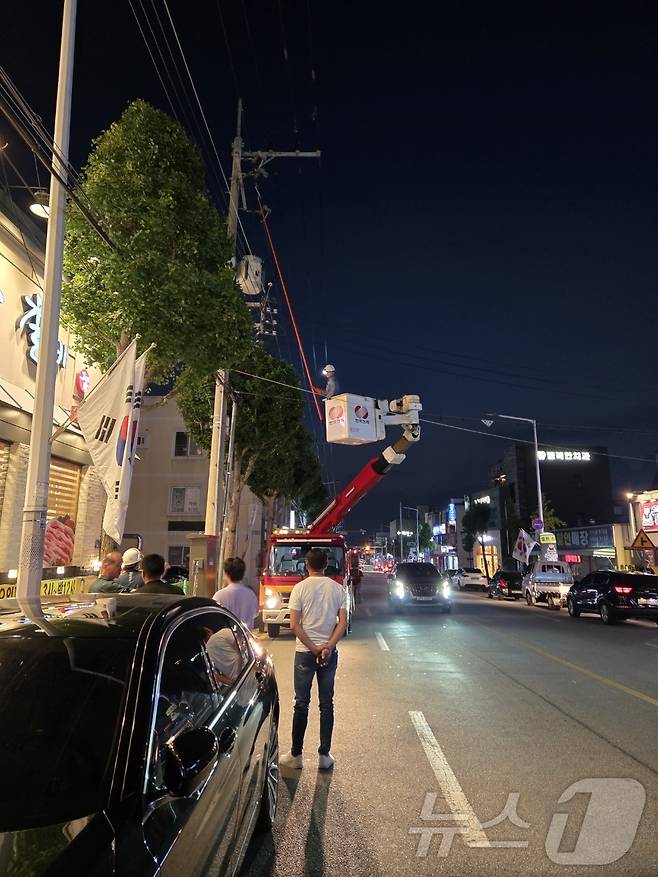 13일 오후 7시쯤 충북 충주 용산동 상가 지역 정전이 발생 2시간 만에 복구됐다. 사진은 복구 모습.(독자 제공)2024.8.13/뉴스1