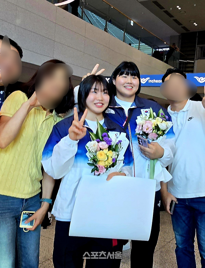 유도 국가대표 허미미(앞줄)와 김하윤이 팬들의 사진 요청 공세에 응했다. 인천공항 | 황혜정 기자 et16@sportsseoul.com