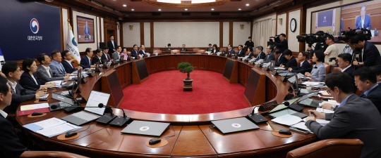 한덕수 국무총리가 13일 서울 종로구 정부서울청사에서 열린 국무회의에서 발언하고 있다. [연합뉴스 제공]