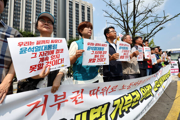 13일 오전 정부서울청사 앞에서 민주노총, 노조법 2·3조 개정운동본부 주최로 기자회견이 열리고 있다. 연합뉴스