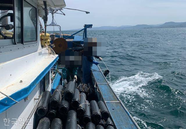 지난 5월 경남 통영 바다에서 조업 중인 한 먹장어잡이 어선이 장어통발을 바다에 던지고 있다. 환경 정책을 연구하는 대학원생 손어진씨는 이 배에 선원으로 취업해 장어 조업 과정과 통발 유기·유실 과정을 꼼꼼히 살펴봤다. 손어진씨 제공