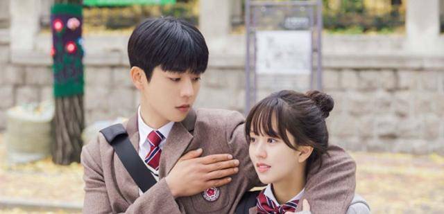 8부작 드라마인 '우연일까?' 한 장면. 배우 채종협(왼쪽)이 일본에서 드라마 '아이 러브 유'로 인기를 얻자 tvN에 깜짝 편성됐다. tvN 제공