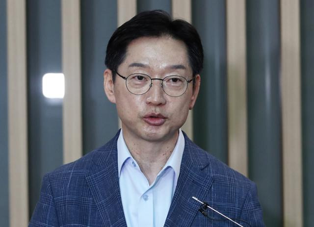 김경수 전 경남지사가 지난 6월 14일 인천국제공항에서 영국 런던으로 출국하기에 앞서 기자들의 질문에 답하고 있다. 뉴스1