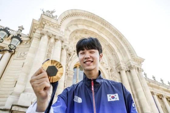 금메달을 들고 윙크 세리머니를 선보인 박태준. 김성룡 기자
