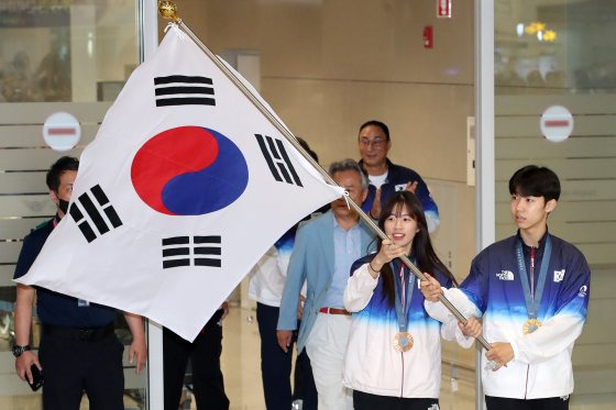 폐회식 기수로 나섰던 박태준(오른쪽). 인천공항을 통해 13일 귀국했다. 뉴스1