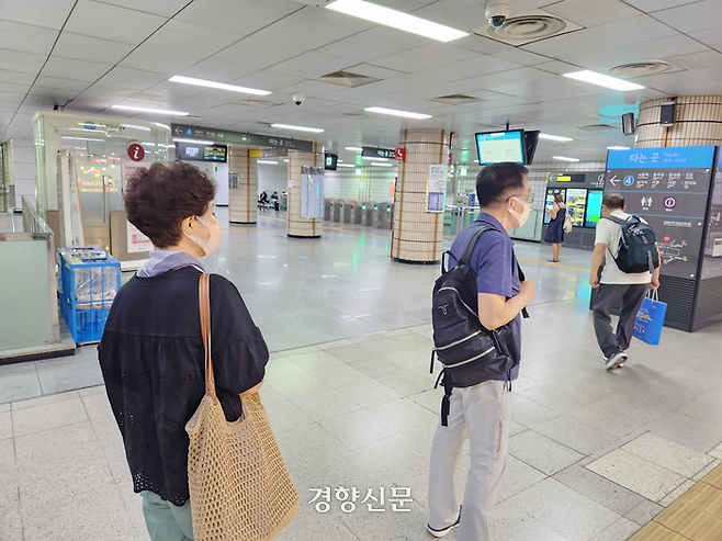 서울 용산구 이촌동에 사는 강모씨(77·오른쪽)가 13일 서울 숙대입구역에서 부인과 함께 마스크를 쓴 채 지하철을 이용하고 있다. 오동욱 기자
