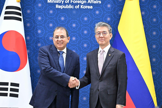 Jorge Rojas Rodriguez, vice foreign minister of Colombia, left, shakes hands with First Vice Foreign Minister Kim Hong-kyun ahead of their talks in Seoul on Monday. [Yonhap]