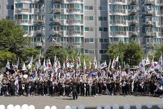 한국자유총연맹 대구북구지회가 13일 동화훼밀리타운아파트에서 ‘전 세대 나라사랑 태극기 달기 운동’을 펼쳤다. 북구청 제공