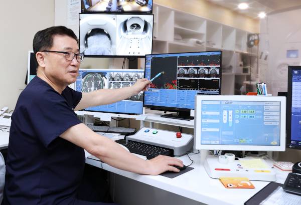 장진우 고려대 안암병원 신경외과 교수가 파킨슨병에 의한 손 떨림 환자를 대상으로 고강도 초음파 집속술로 치료하면서 영상 데이터에 대해 설명하고 있다.