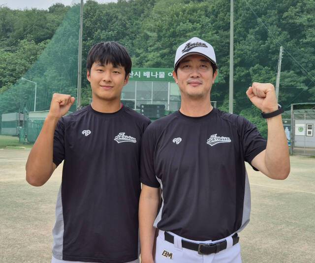 제58회 대통령배 전국고교야구대회에서 창단 후 첫 패권을 차지하는 쾌거를 이룬 송원국 안산공고 감독(오른쪽)과 대회 최우수선수인 투수 박상현. 임창만 기자