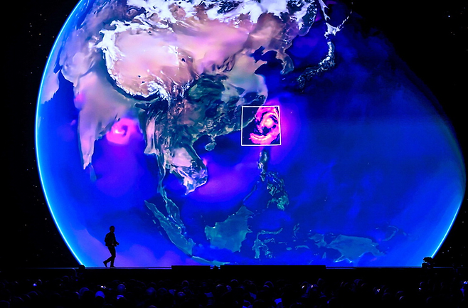 지난 3월 젠슨 황 엔비디아 CEO가 고해상도 날씨 시뮬레이션 플랫폼 ‘어스-2’를 공개하는 모습. 엔비디아는 이 플랫폼을 통해 지구 대기 환경을 디지털 트윈으로 구현했다. [AP = 연합뉴스]