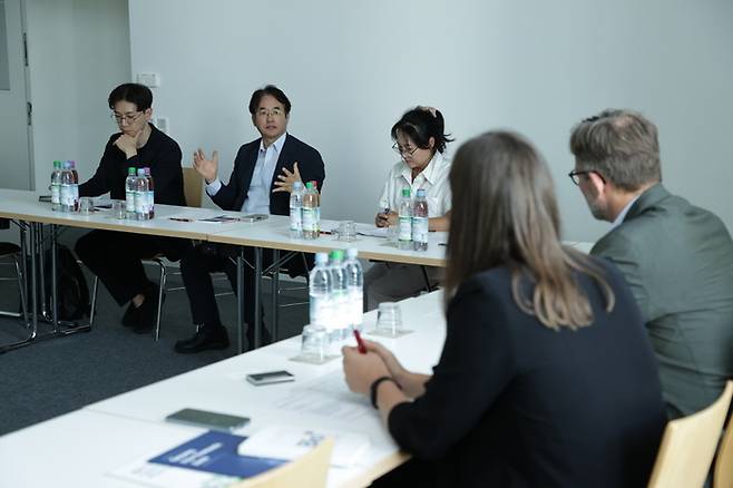 이동환 고양시장은 현지시간 12일 독일 바이에른주 뮌헨 바이오클러스터 전담 관리 기관인 바이오엠(BioM)을 찾아 협력 방안을]논의했다. [자료=고양시]