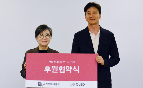 Kim Sung-hee, Director of the MMCA(left), and Oh Seung-jin, EVP at LG Electronics, after signing a three-year exhibition sponsorship. [Courtesy of LG Electronics Inc.]