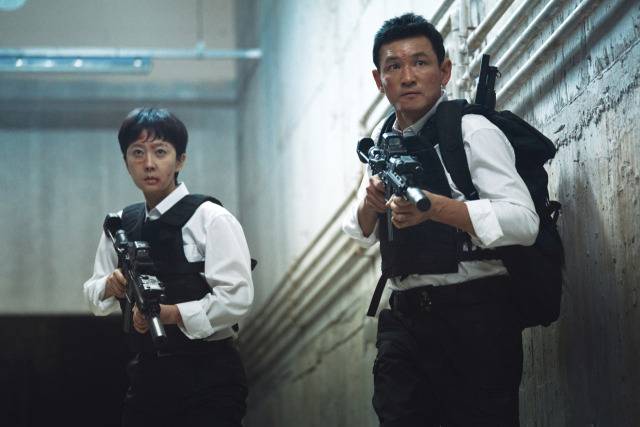 염정아 배우와 황정민 배우 각각 데뷔 30년차를 넘어섰지만 함께 작업한 작품은 이번 '크로스'가 처음이다. 사진=넷플릭스 제공