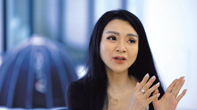 인도네시아 출신 디자이너 다이애나 푸트리가 서울 용산구 헤럴드스퀘어에서 헤럴드경제와 인터뷰를 하고 있다. 그녀는 세계적인 팝스타 블랙핑크, 레이디 가가, 아리아나 그란데, 자넷 잭슨, 니키 미나즈 등 주류 팝 시장의 ‘아이콘’들과 협업했다. 신보경 CP