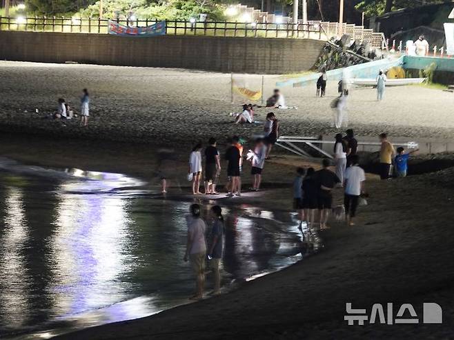 [제주=뉴시스] 오영재 기자 = 28일 연속 열대야가 이어지고 있는 12일 오후 제주시 이호테우해수욕장에서 주민과 관광객들이 더위를 식히고 있다. 2024.08.13. oyj4343@newsis.com